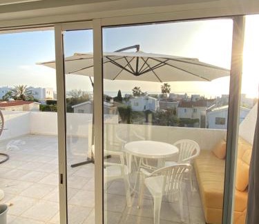 Chlorakas Apartment | 260 m to Beach, Sea&Sunset view terrasa