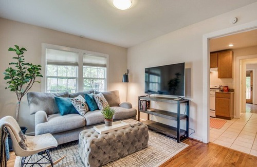 Uptown House | 2622 left side · Driem House | Chic Uptown cottage with yard