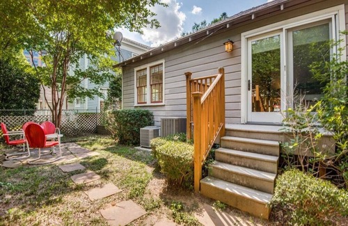Uptown House | 2622 left side · Driem House | Chic Uptown cottage with yard