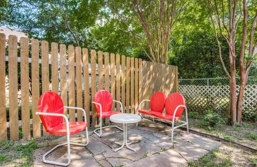 Uptown House | 2622 left side · Driem House | Chic Uptown cottage with yard