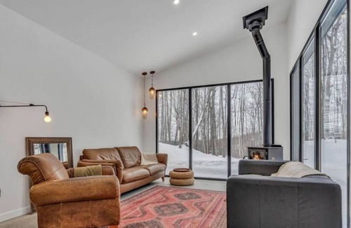 Mayo House | 265 Libellules NEW · Romantic Getaway Cottage with Hot Tub