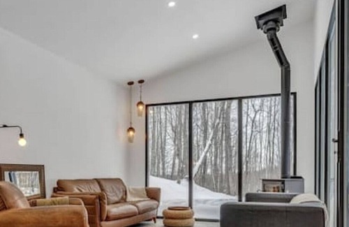 Mayo House | 265 Libellules NEW · Romantic Getaway Cottage with Hot Tub
