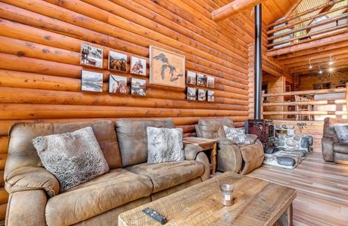 Drayton Plains Cottage | 269 m² Cabin ∙ 4 bedrooms ∙ 14 guests