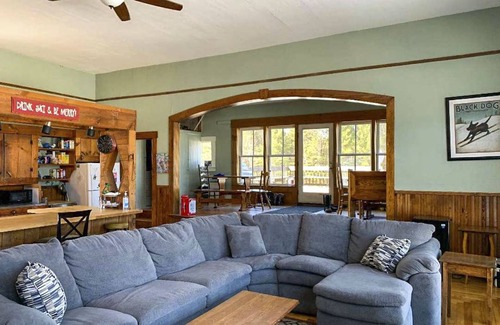 East Burke House | 269 m² House ∙ 4 bedrooms ∙ 8 guests