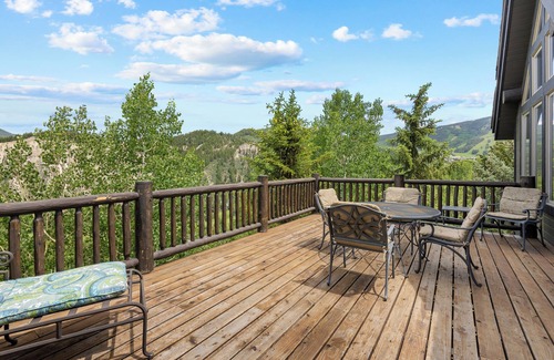 Avon House | 270 degree views of the mountain nHot tub and gameroom, private Gym