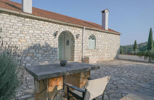 Petaleia House | 270 m² House ∙ 3 bedrooms ∙ 8 guests