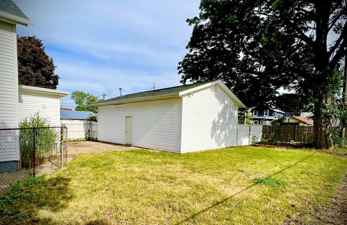 Mishawaka House | 2700 square foot-4 Bedroom Home with Free parking