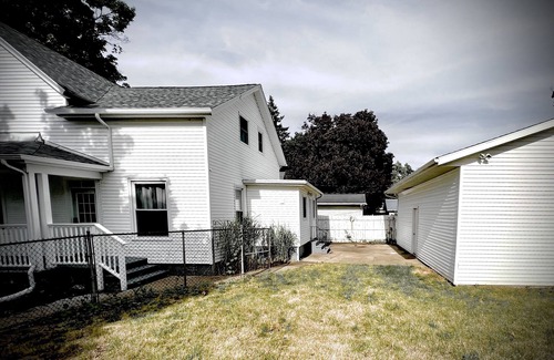 Mishawaka House | 2700 square foot-4 Bedroom Home with Free parking