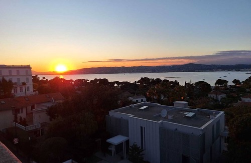 Cap-d'Antibes Apartment | 29m² Cap d'Antibes, Sea view, Swimming pool, Free private parking, 10mn walk to beach
