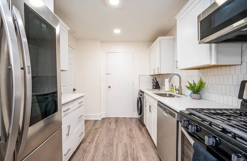 Downtown Atlanta Apartment | 2B/1B Modern Downtown ATL Condo w 1 Free Parking!