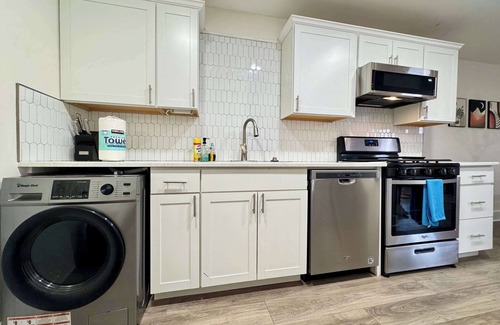 Downtown Atlanta Apartment | 2B/1B Modern Downtown ATL Condo w 1 Free Parking!