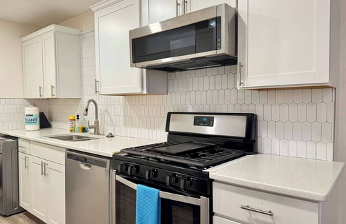 Downtown Atlanta Apartment | 2B/1B Modern Downtown ATL Condo w 1 Free Parking!
