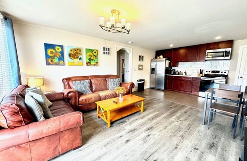 Westlake House | 2b/1b nearby beach