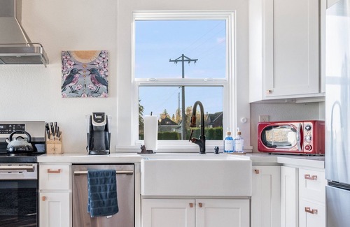 Hilltop House | 2b/Vintage/Full Kitchen/Office/Private deck with view of Mt. Rainier/Central DT