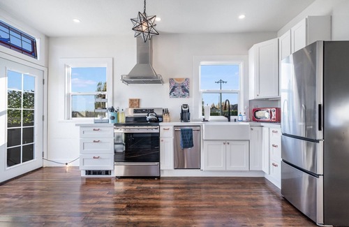 Hilltop House | 2b/Vintage/Full Kitchen/Office/Private deck with view of Mt. Rainier/Central DT