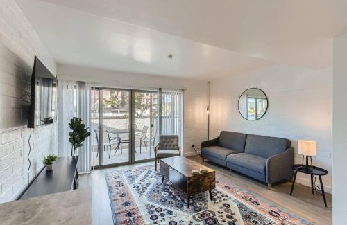 New Papago Parkway Apartment | 2bd-close To Airportitvwifopenkitchenpool
