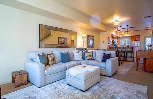 Hailey Condo | 2BD Sweetwater Condo - Pool, Hot Tub, Gym, Theatre