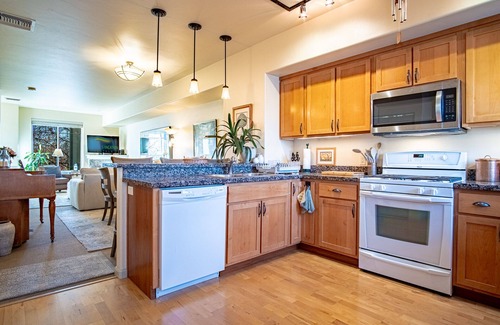 Hailey Condo | 2BD Sweetwater Condo - Pool, Hot Tub, Gym, Theatre
