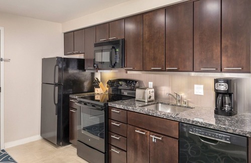 Las Vegas Condo | 2BD/Vegas - Full Kitchen, Washer/Dryer, and Private Living Room!
