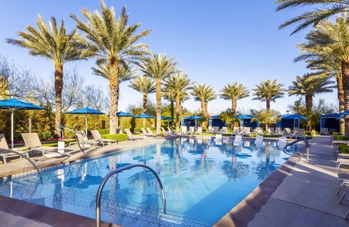 Las Vegas Condo | 2BD/Vegas - Full Kitchen, Washer/Dryer, and Private Living Room!