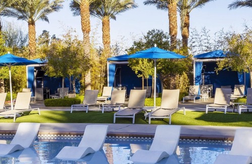 Las Vegas Condo | 2BD/Vegas - Full Kitchen, Washer/Dryer, and Private Living Room!