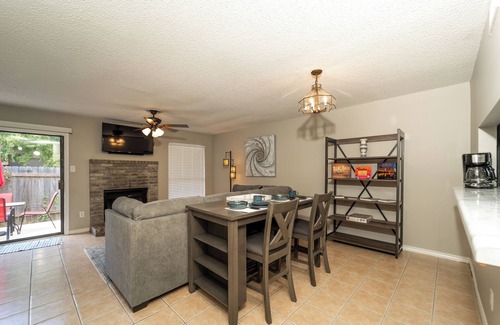 Bauerle Ranch House | 2bed/2.5 bath, Ensuites each room, Near Hiking, Private Yard, Pet friendly!
