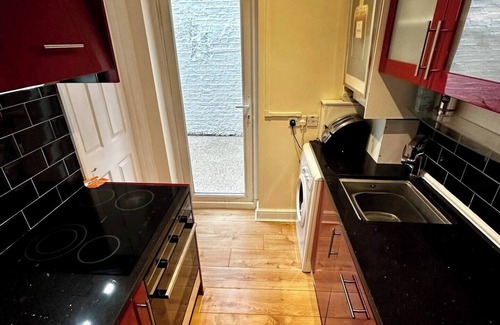 Golborne Apartment | 2Bed - Private Patio -3min to Westbourne Park Tube