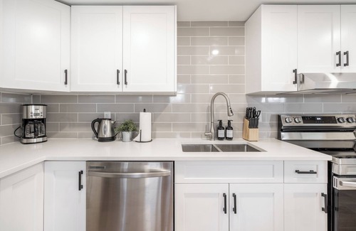 Hamilton House | 2Bed Sun Kissed Mountain Suite w/Private Patio. 10 mins to waterfalls & downtown