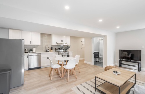 Hamilton House | 2Bed Sun Kissed Mountain Suite w/Private Patio. 10 mins to waterfalls & downtown