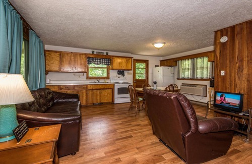 Kurtz Cottage | 2BR, 1BA cottage