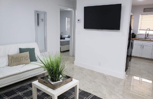 Lake Ridge Apartment | 2BR/1BA❀Near FLL Beach, Las Olas, Nightlife & Airport