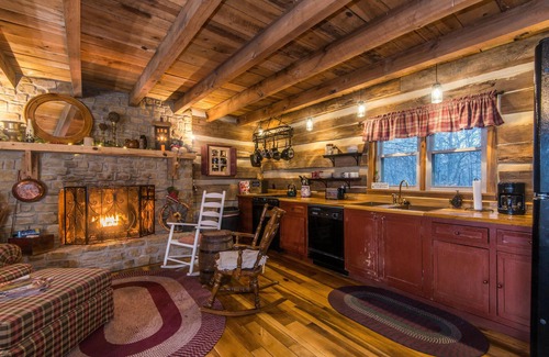 Gnaw Bone Cabin | 2BR, 2 BA log cabin