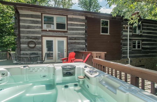 Gnaw Bone Cabin | 2BR, 2 BA log cabin