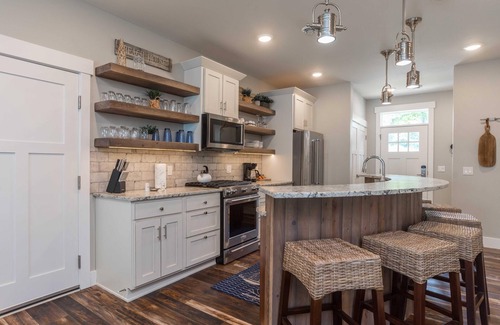 Nisswa Condo | 2BR/2BA Lakeside w/Fireplace - Beach is Right Outside Your Door