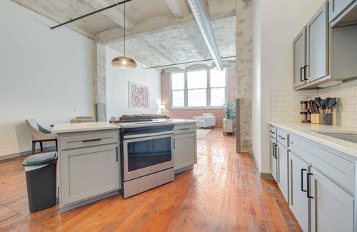 Crossroads Arts District Apartment | 2BR/2BA Spacious Historic Loft With Gym