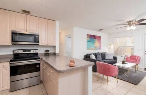 Wilton Manors Apartment | 2BR/2BA Wilton Manors Apartment w/Expansive Pool
