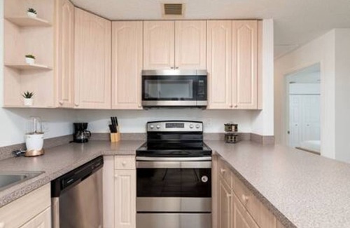 Wilton Manors Apartment | 2BR/2BA Wilton Manors Apartment w/Expansive Pool