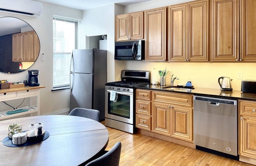 Harsimus Cove Apartment | 2BR Apartment in Historic Brownstone, 7 Min Train to NYC, Downtown Jersey City