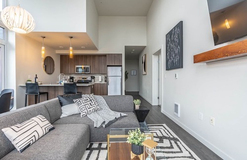West Bellevue Apartment | 2BR | Balcony, Gym, Lounge | Bellevue | Sophari C