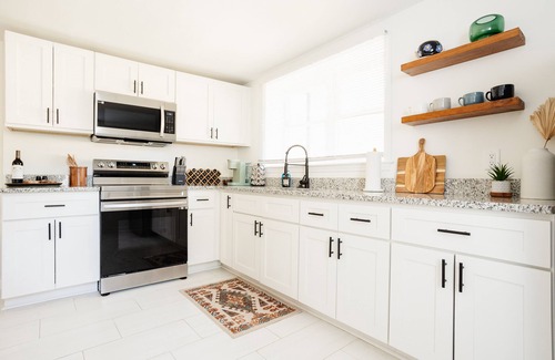 Midtown House | 2BR Boho Vintage Gem Close Hospitals & Downtown