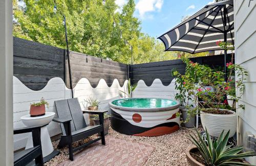 Holly House | 2BR Bungalow Near Lady Bird Lake & Rainey Street