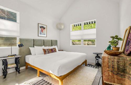 Holly House | 2BR Bungalow Near Lady Bird Lake & Rainey Street