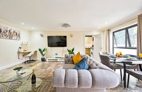 Forest Gate Apartment | 2BR Contractor Stay | WiFi, Parking | 15% Monthly