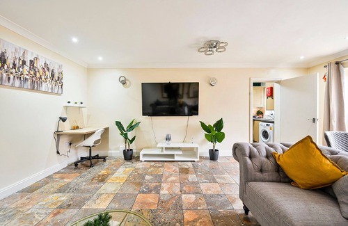 Forest Gate Apartment | 2BR Contractor Stay | WiFi, Parking | 15% Monthly