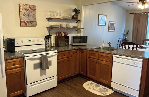 Greensboro House | 2BR Country Relaxation on Small Horse Farm-Convenient location -New King Bed!