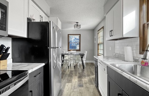 Berwick House | 2BR Cozy Townhouse WDM/Clive!