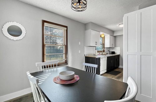 Berwick House | 2BR Cozy Townhouse WDM/Clive!