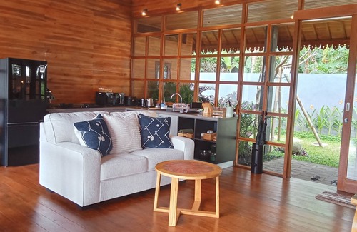 Sambahan House | 2BR Cozy Villa with breathtaking Rice Paddy View
