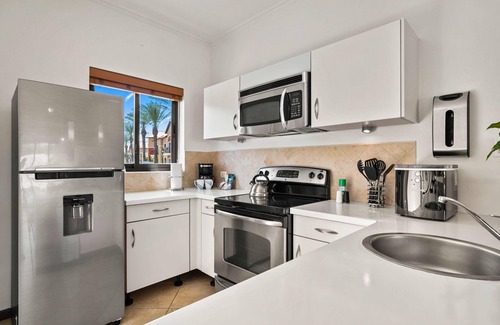 Gold Coast House | 2BR Gold Coast Townhome w/Balcony! BBQ GRILL!