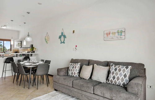 Gold Coast House | 2BR Gold Coast Townhome w/Balcony! BBQ GRILL!